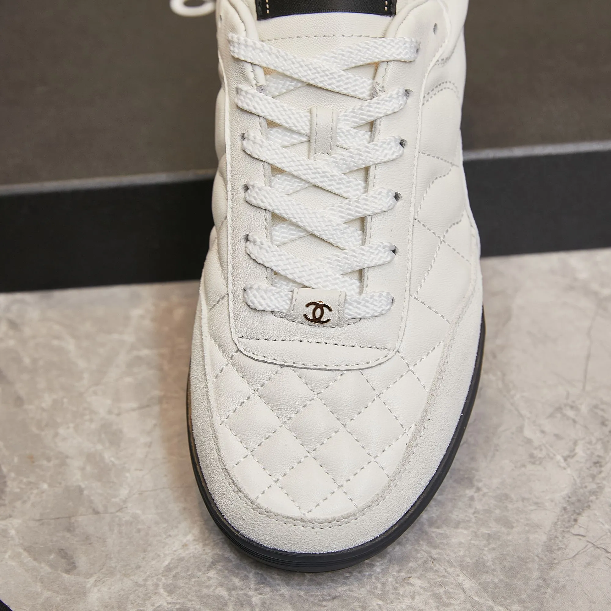 👟👟Ex-factory price 560👟👟 Chanel Chanel - 2024 counter top casual sports shoes This classic design; the upper is electro-embroidered with a variety of techniques; the outsole is fashionable and sporty; it is unusual to incorporate a variety of color matching elements... The diversified mix and match is very beautiful and versatile, casual, fashionable, sports and outdoor can be taken into account... ꫛꫀꪝ Go➫ Material: ❶Upper is made of: Original imported mixed-breed sheep ❷Inside made of: original imported breathable sheepskin ❸Outsole based on: original TPU outsole Full set of boutique packaging for women 35–41
